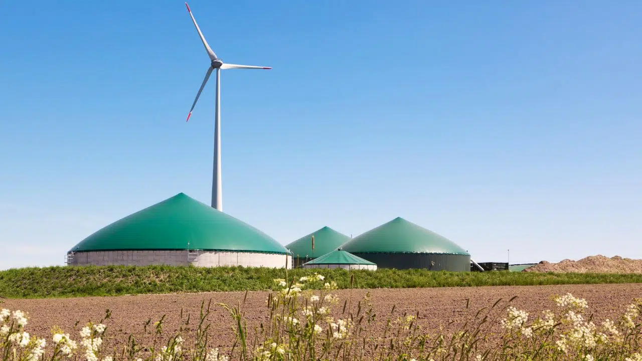 A Combinação Da Energia Eólica Com Usina De Biogás É Uma Solução Sustentável E Eficiente Para A Produção De Energia! Nesta Foto, Podemos Ver Um Parque Eólico E Uma Usina De Biogás Lado A Lado, Gerando Eletricidade Limpa E Renovável Para Abastecer As Necessidades Da População.
