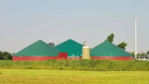 O investimento em uma usina de biogás inclui componentes como o fermentador, sistema de alimentação, sistema de tratamento do biogás, gerador de energia elétrica, reservatório de armazenamento de biogás, entre outros.
